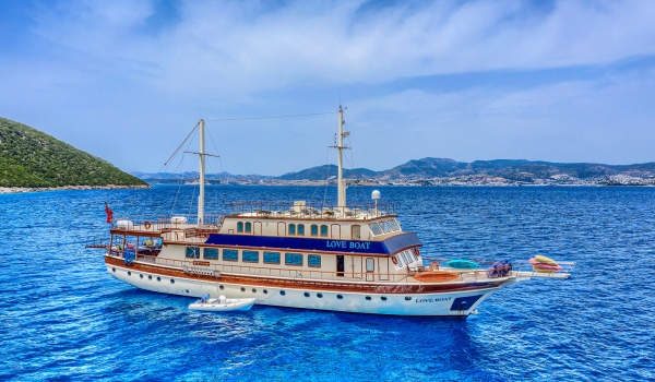 LOVE BOAT