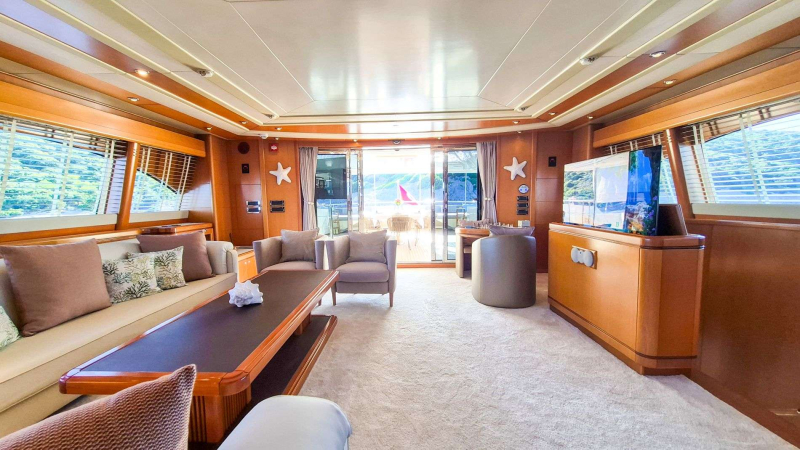 Ariela motor yacht cabin