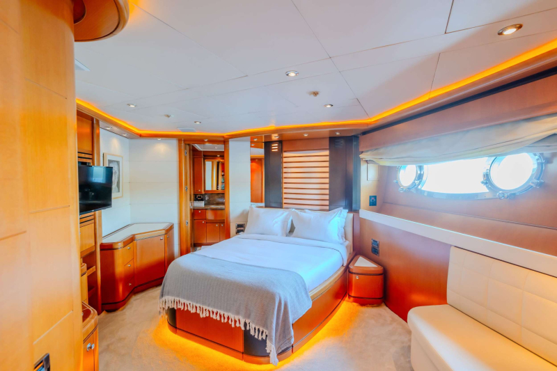 Ariela motor yacht cabin