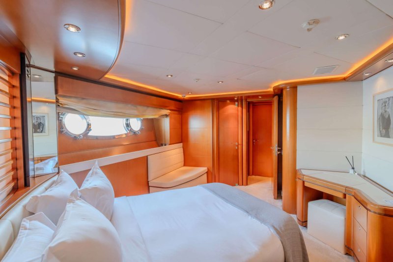 Ariela motor yacht cabin