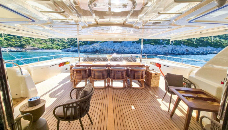 Ariela motor yacht flybridge