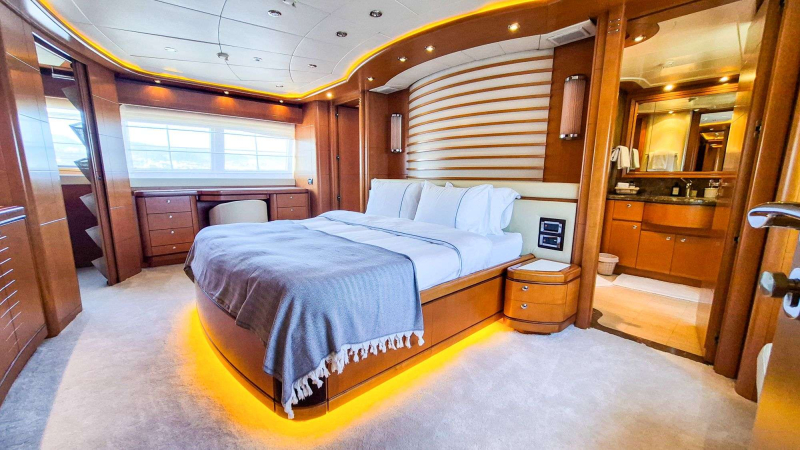 Ariela motor yacht cabin