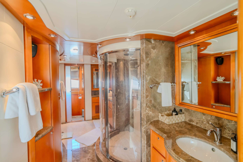 Ariela motor yacht cabin